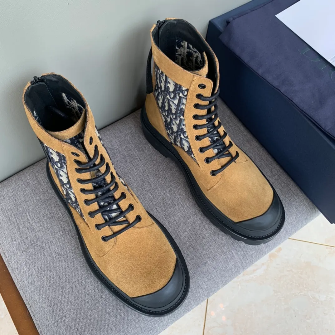 [DIOR] Top P: 920💰 Number of yards: 39~44 (38.45 custom-made, non-refundable) Dior Dior~ Winter series, original 1:1 development Casual men's leather shoes Made with heavy investment, shoes and boots are made of imported cowhide + imported Dior special fabric Not easily deformed black cowhide lining Dior large hardware inlay Original TPU vacuum outsole, black cowhide Black open edge beads Military green suede Black suede Khaki suede leather is crafted by a large factory, and the perfect product is only prepared for you who know your taste! Any comparisons are welcome.